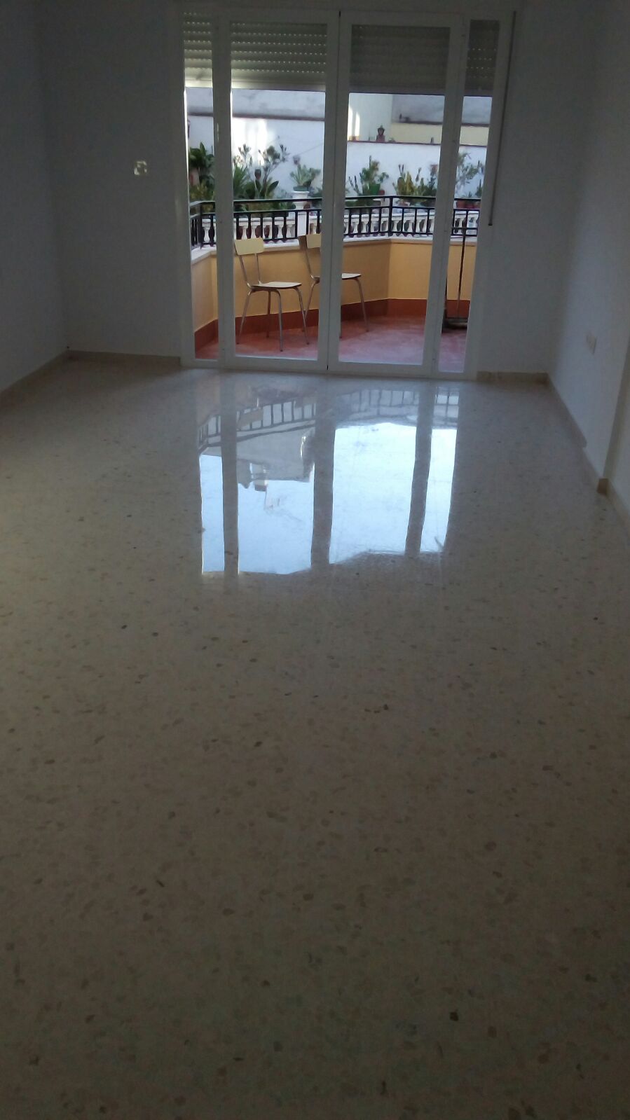 Abrillantado de suelo de mármol en Granada