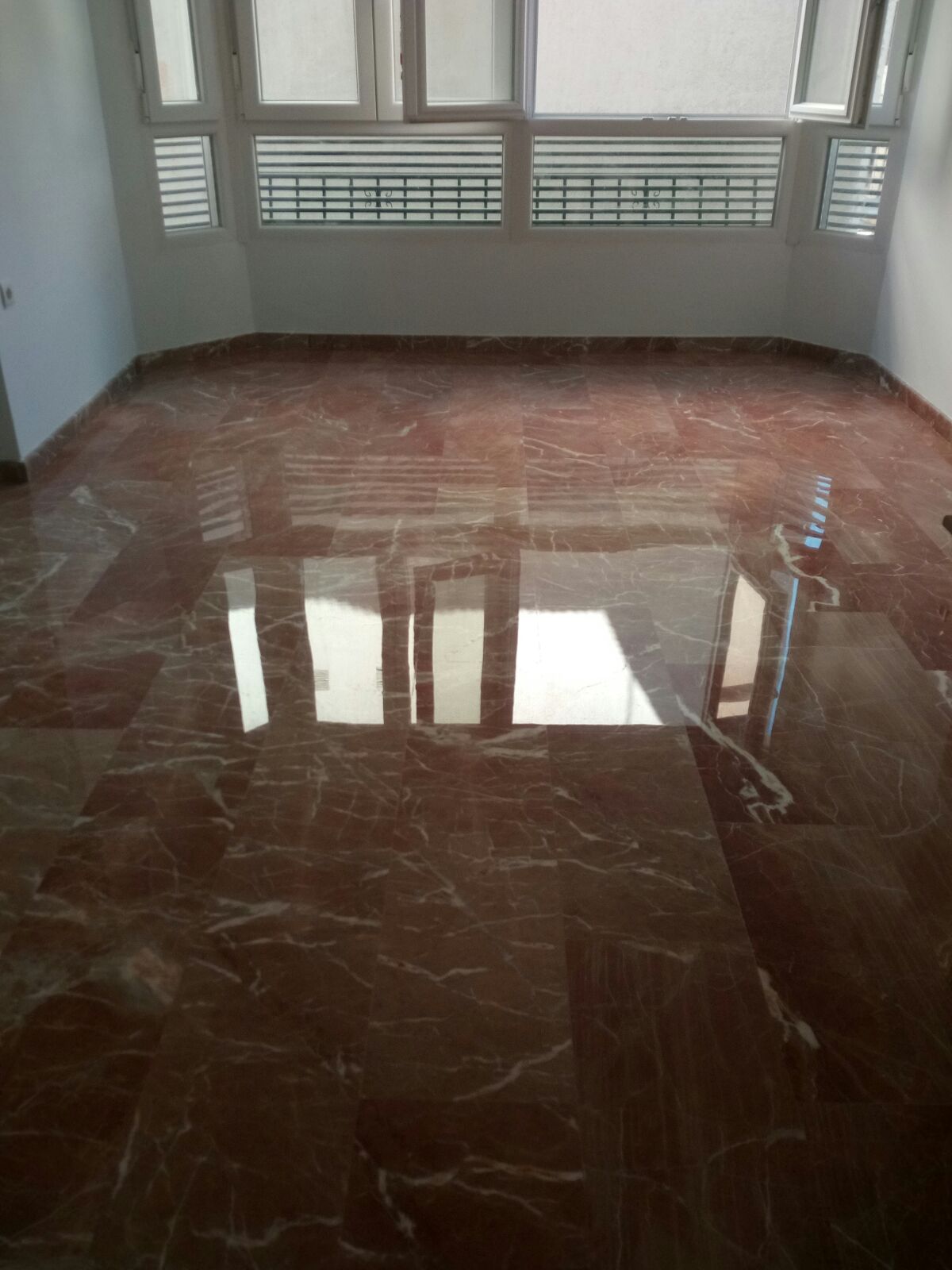 Abrillantado de suelo de vivienda en Granada