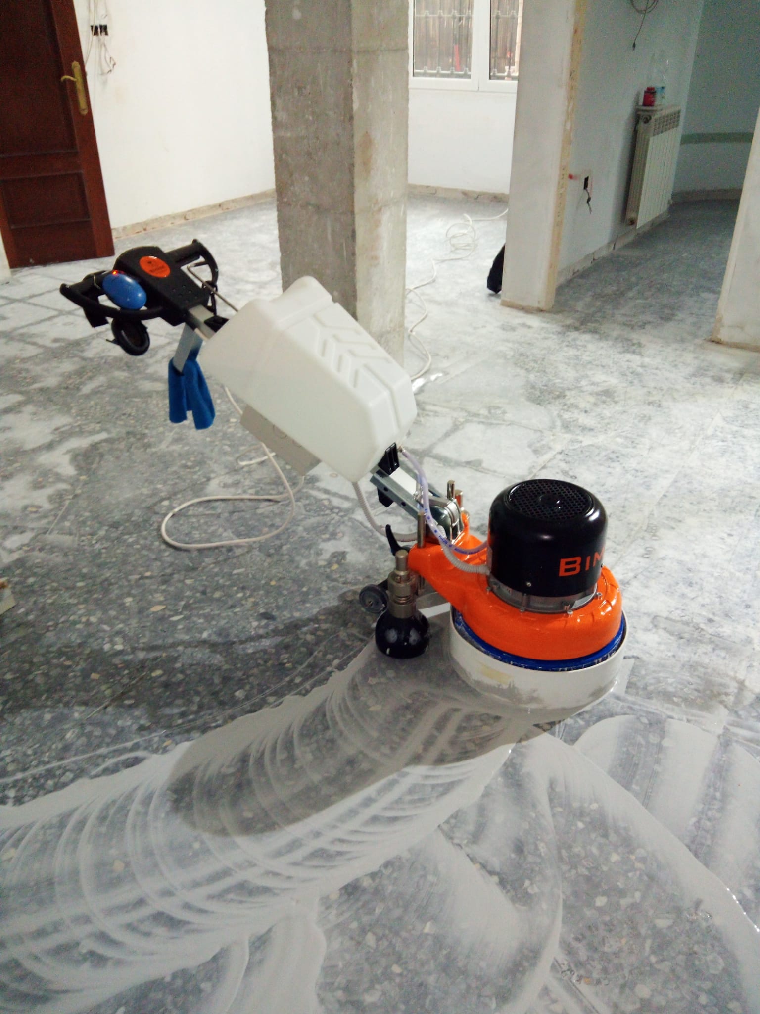 Maquinaria de pulido de suelos trabajando en Granada