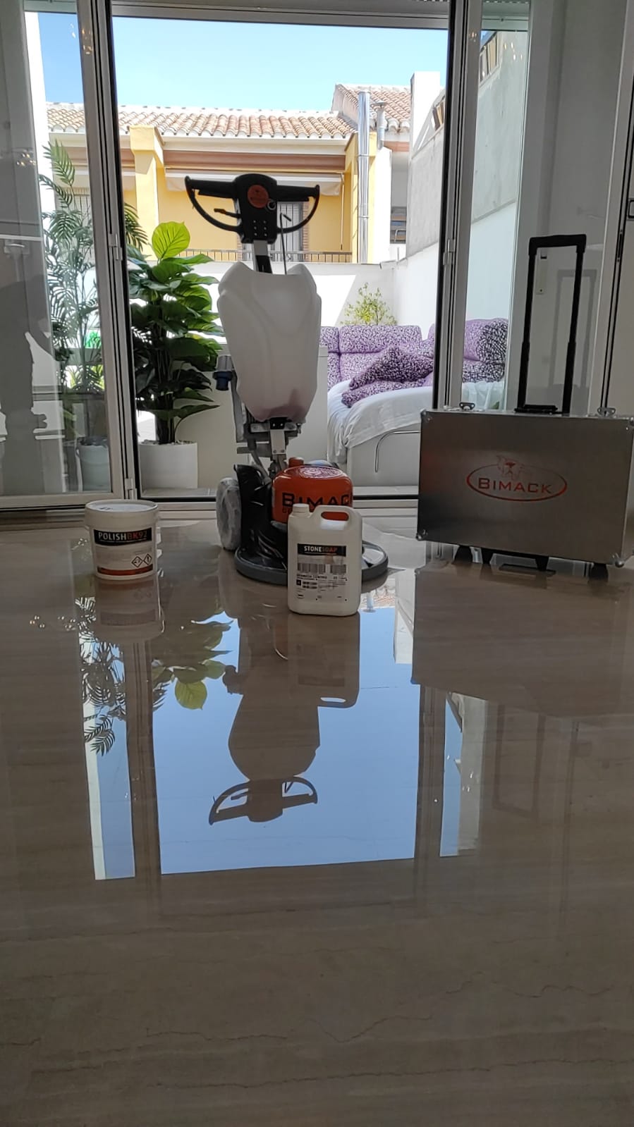 Suelo pulido con brillo natural y repelente al agua en Granada
