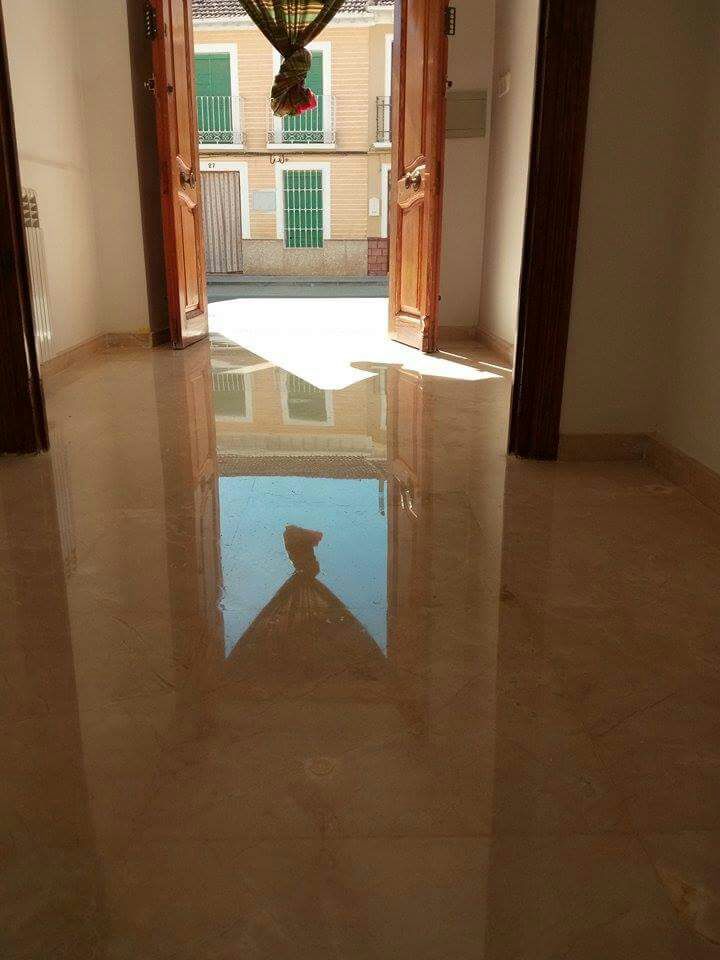 Suelo terminado con acabado brillo espejo en Granada