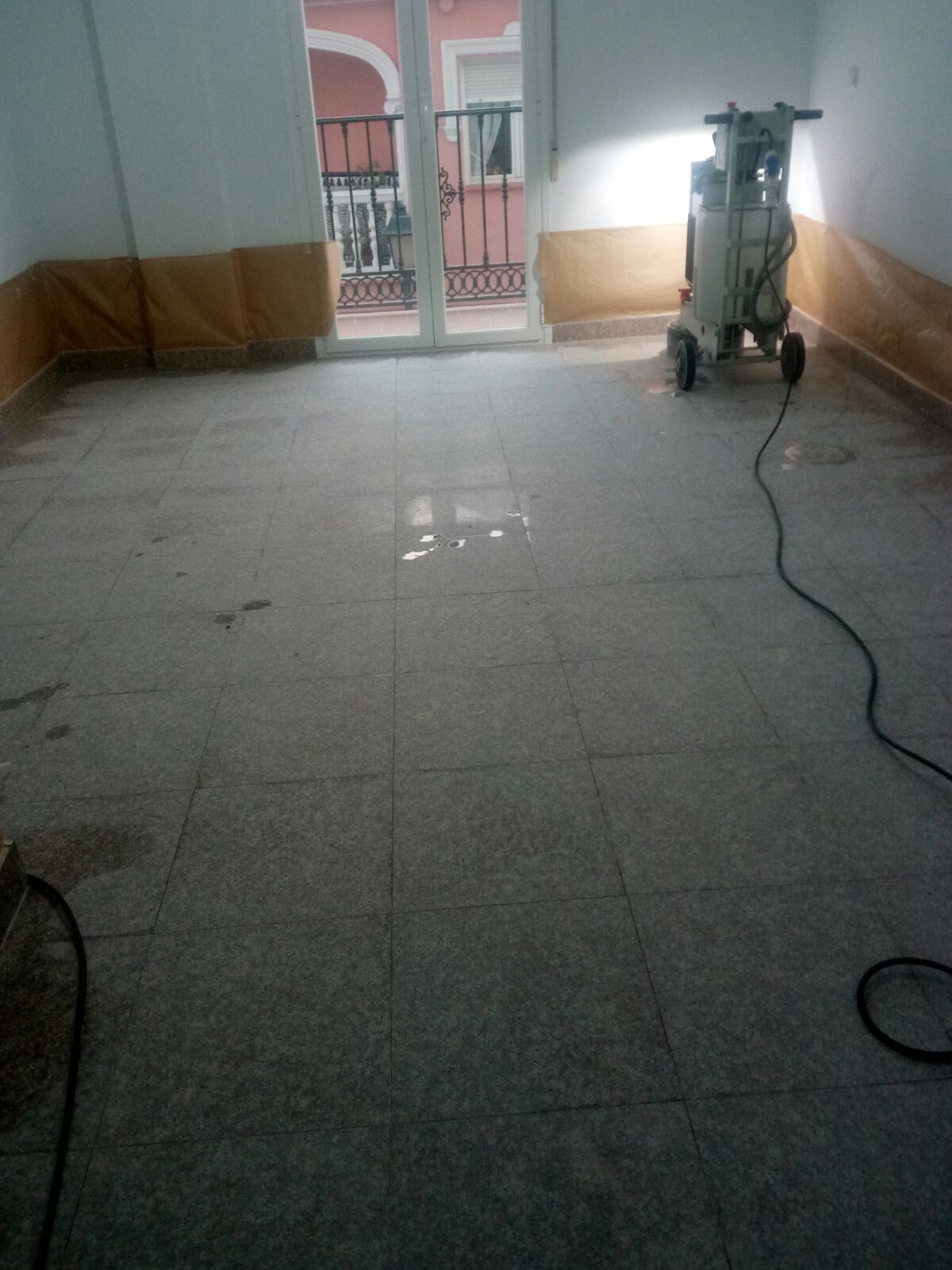 Trabajo de pulido de suelo terminado en Granada